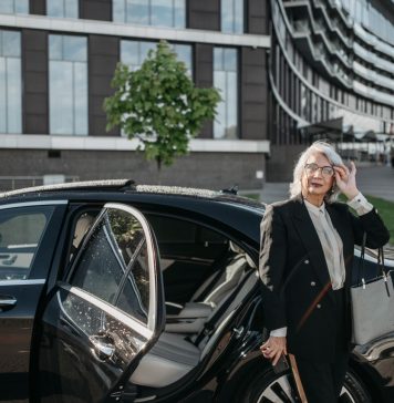 How a Luxury Chauffeur Service in Cape Town Elevates Business Travel Executive using luxury chauffeur service in Cape Town for professional business travel